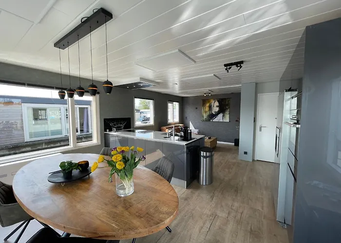 Διαμέρισμα Poellodge Xl, Houseboat Met Whirlpool En Sauna Άαλσμιρ
